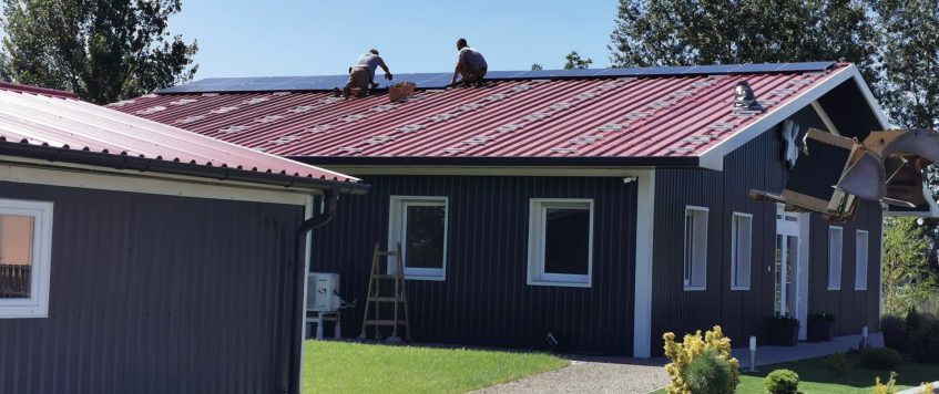 Aurinkopaneelijärjestelmän asennus toimistorakennuksen katolle